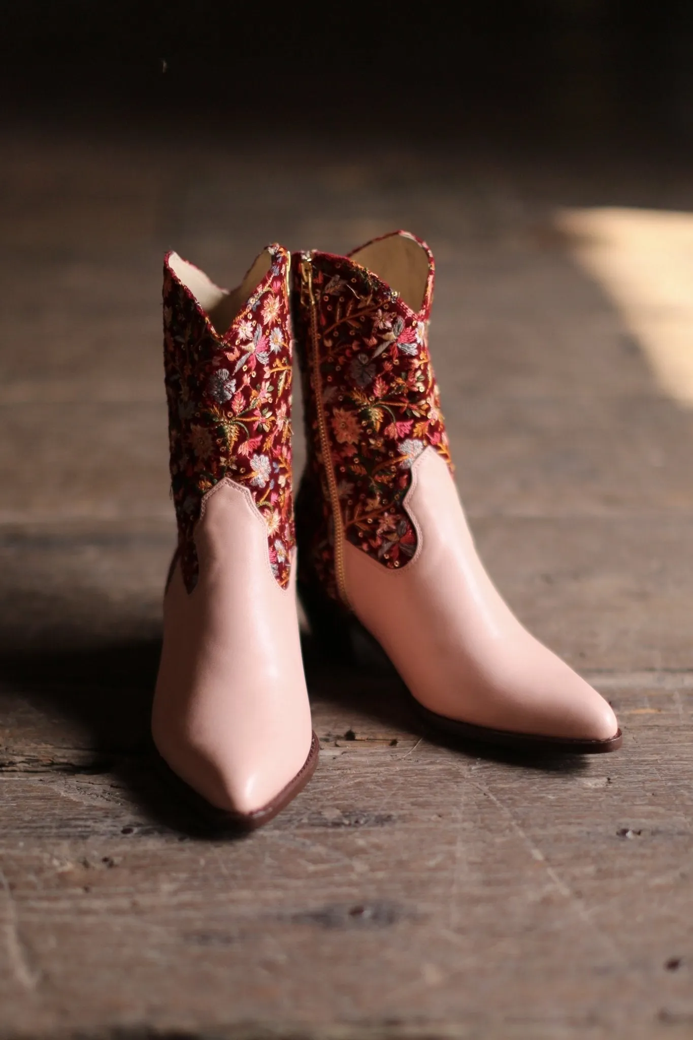 EMBROIDERED VELVET / PINK LEATHER BOOTS DAISY