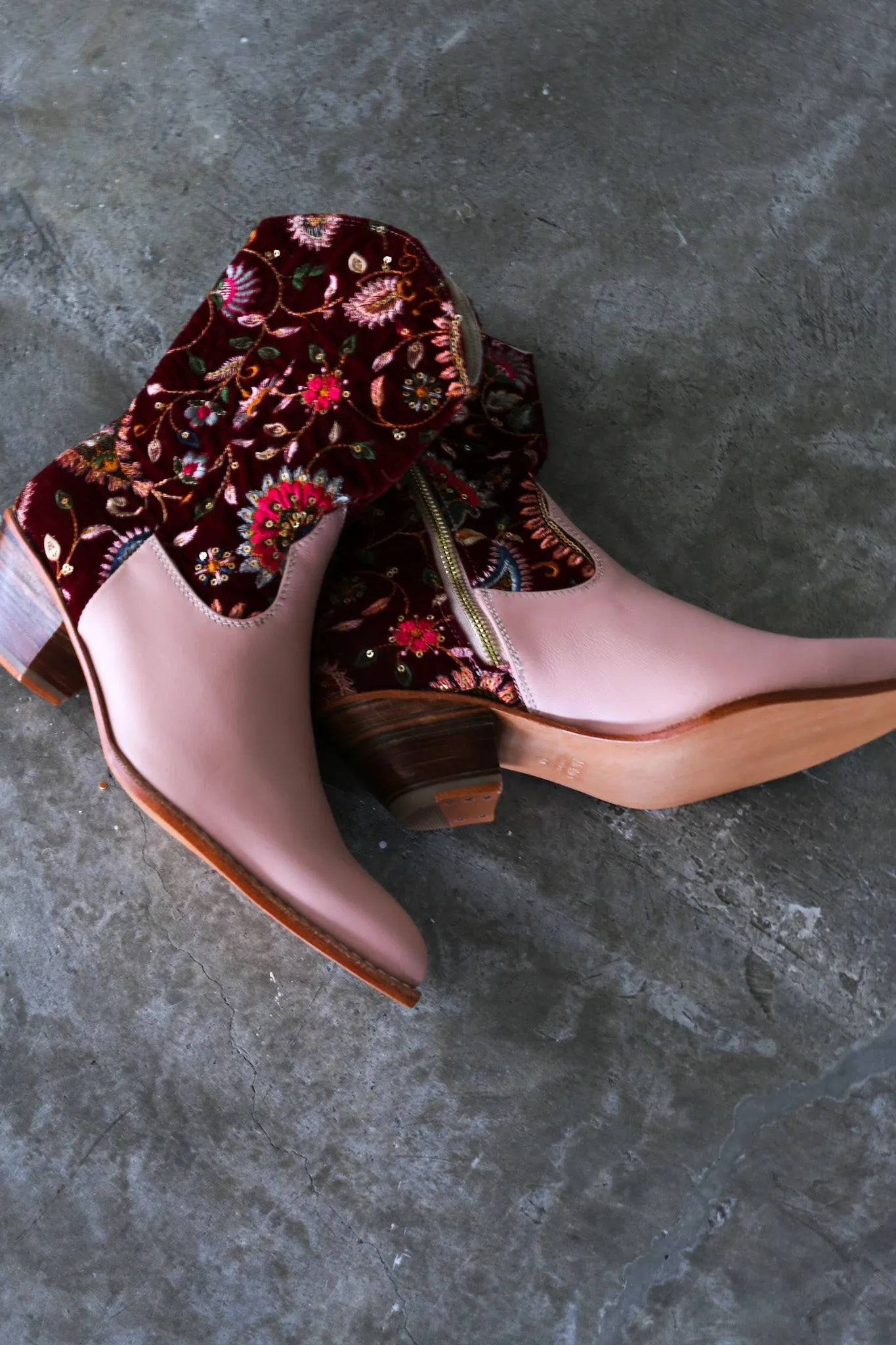 EMBROIDERED VELVET / PINK LEATHER BOOTS DAISY