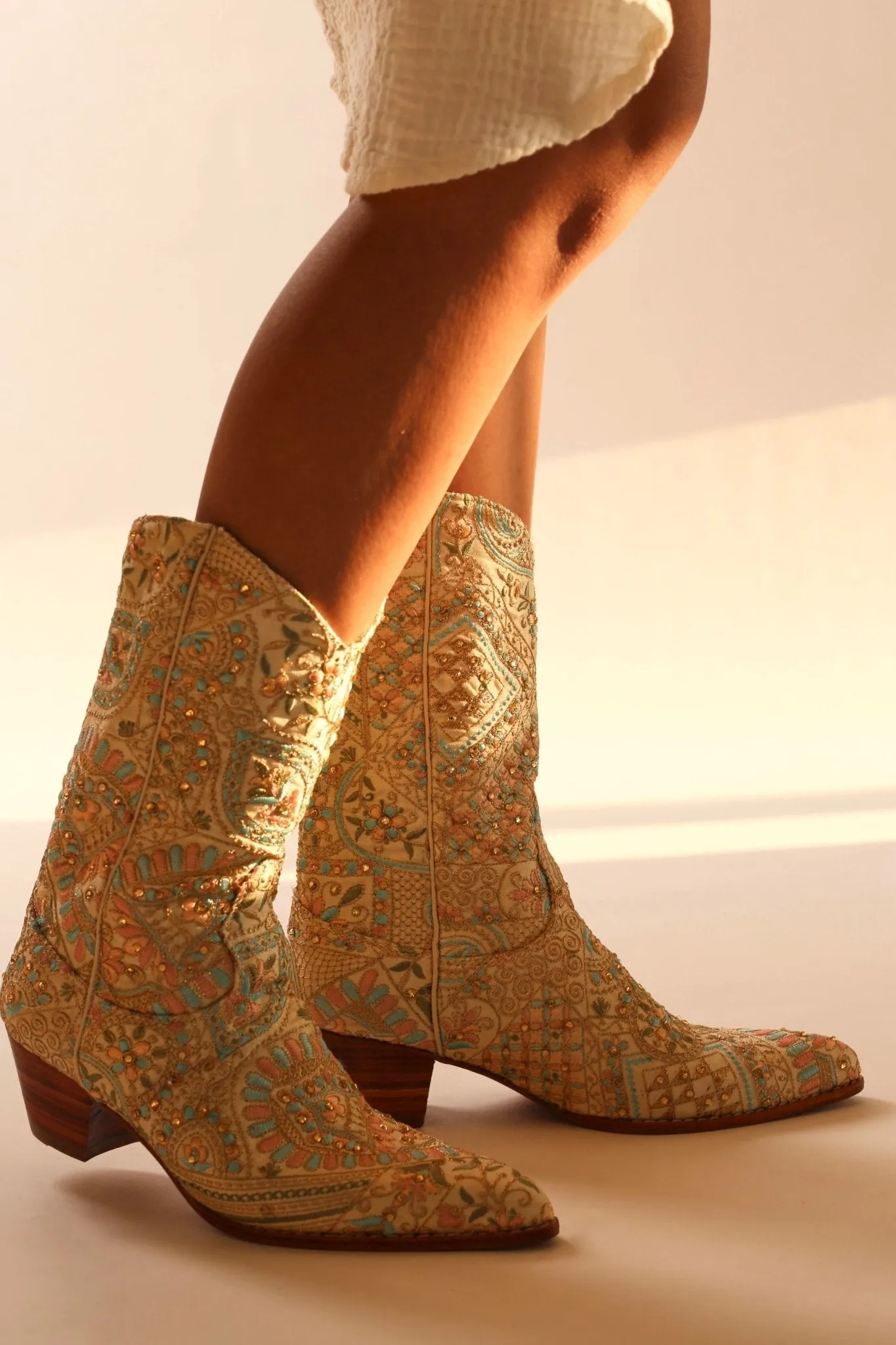 FLOWER SILK EMBROIDERED WESTERN BOOTS EMMAMIL