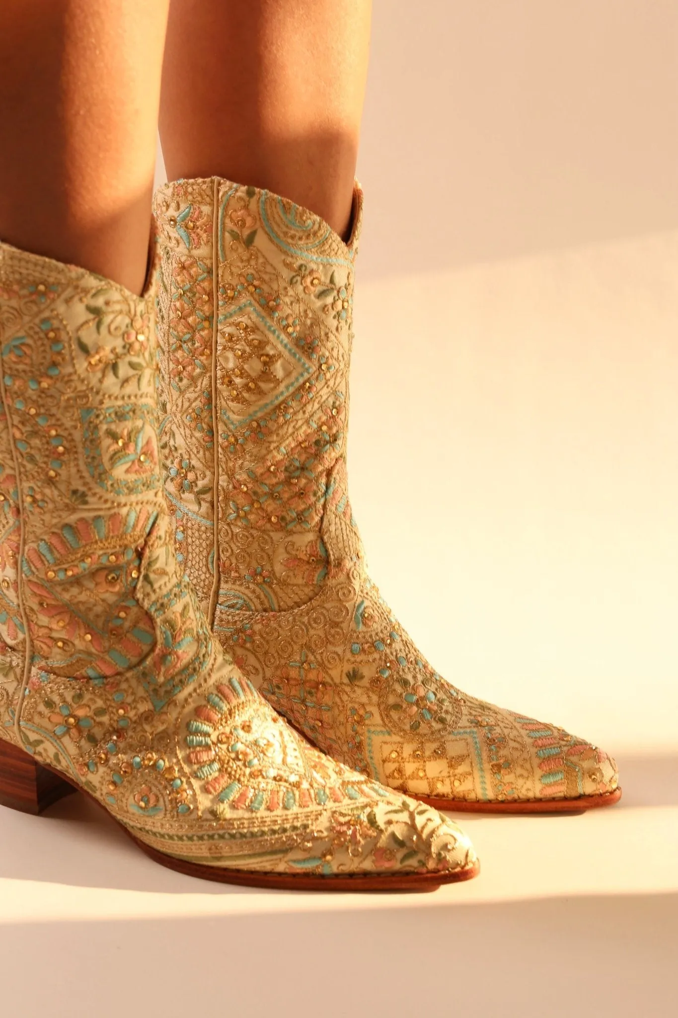 FLOWER SILK EMBROIDERED WESTERN BOOTS EMMAMIL