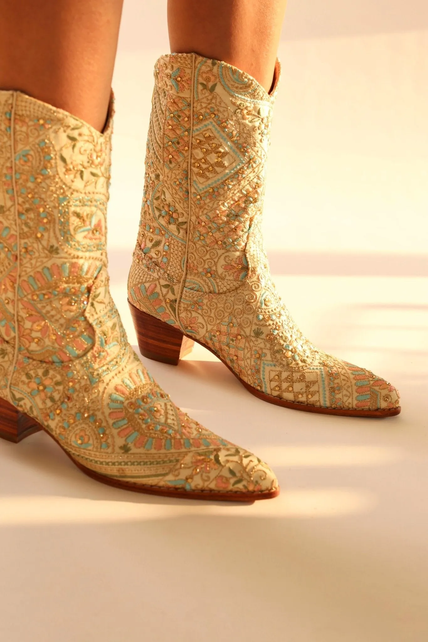 FLOWER SILK EMBROIDERED WESTERN BOOTS EMMAMIL