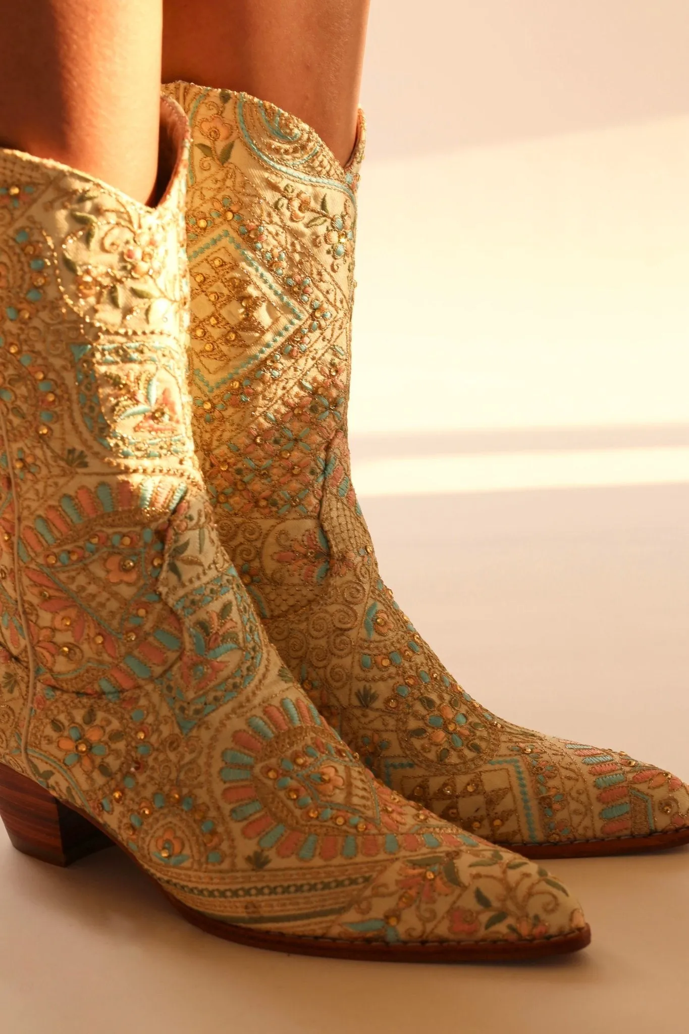 FLOWER SILK EMBROIDERED WESTERN BOOTS EMMAMIL