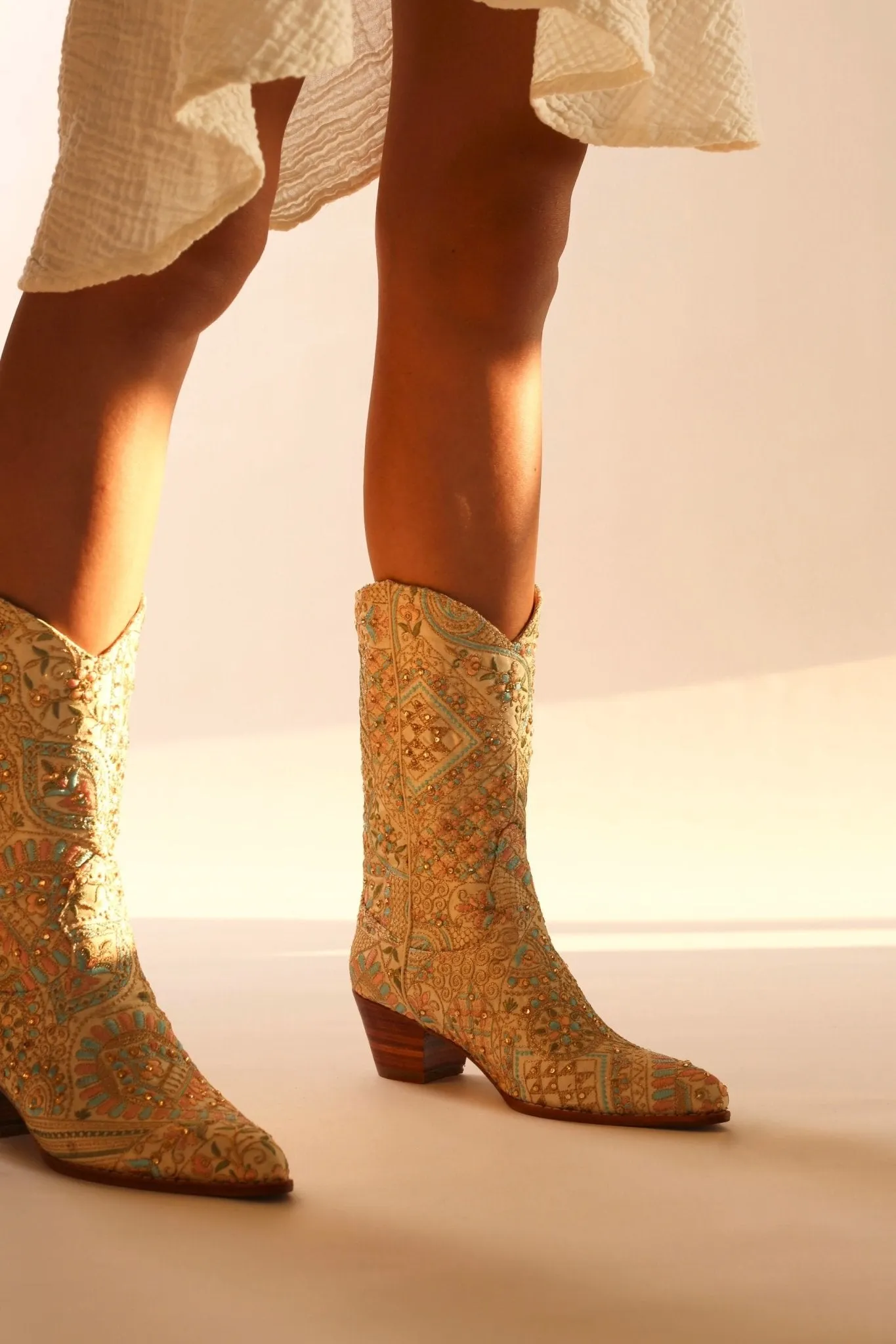 FLOWER SILK EMBROIDERED WESTERN BOOTS EMMAMIL