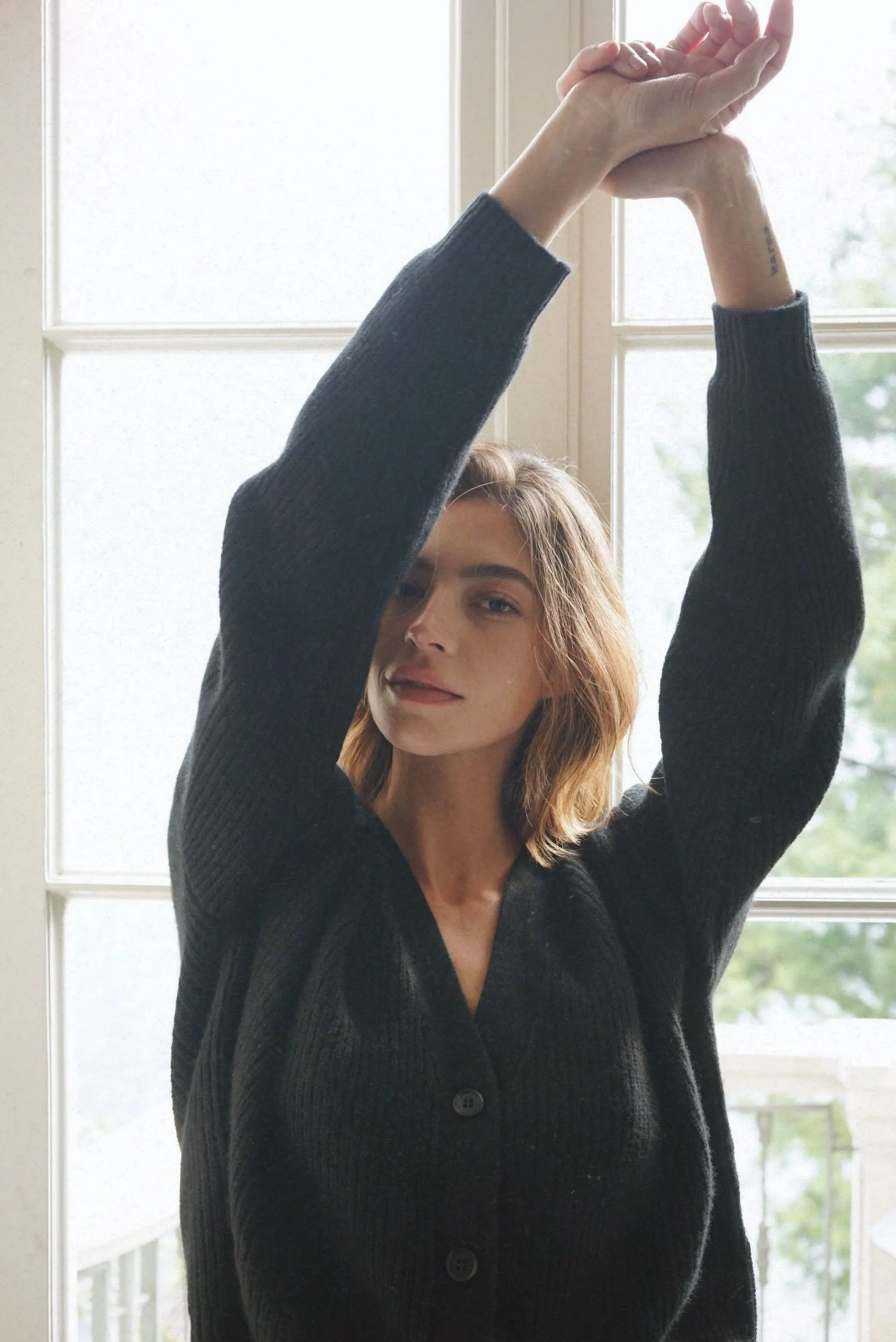 The Cashmere Muma Cropped Cardigan // Noir