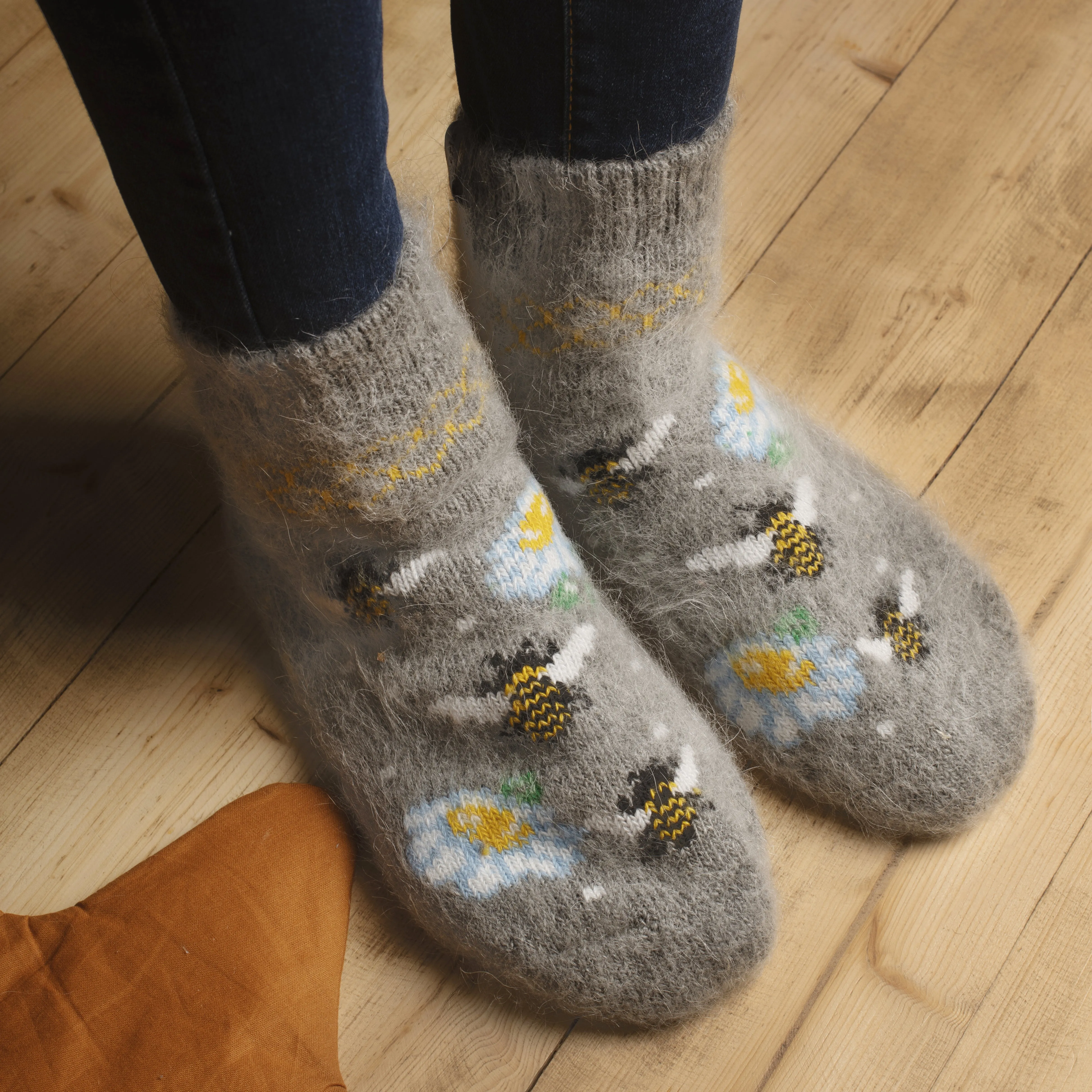 Unisex Bees & Flowers Thick Goat Wool Low-Cut Socks